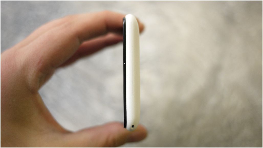Обзор смартфона Sony Xperia E4: "простачок" для развлечений