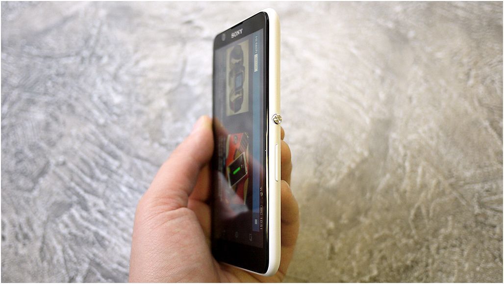 Обзор смартфона Sony Xperia E4: "простачок" для развлечений