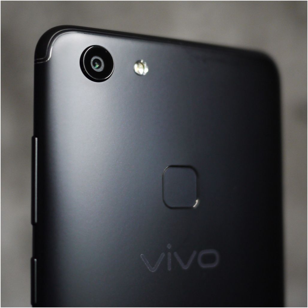 Обзор смартфона Vivo V7: селфифон в новых пропорциях