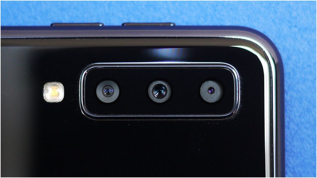 Обзор Samsung Galaxy A7 2018: не "золотая" середина с необычной камерой