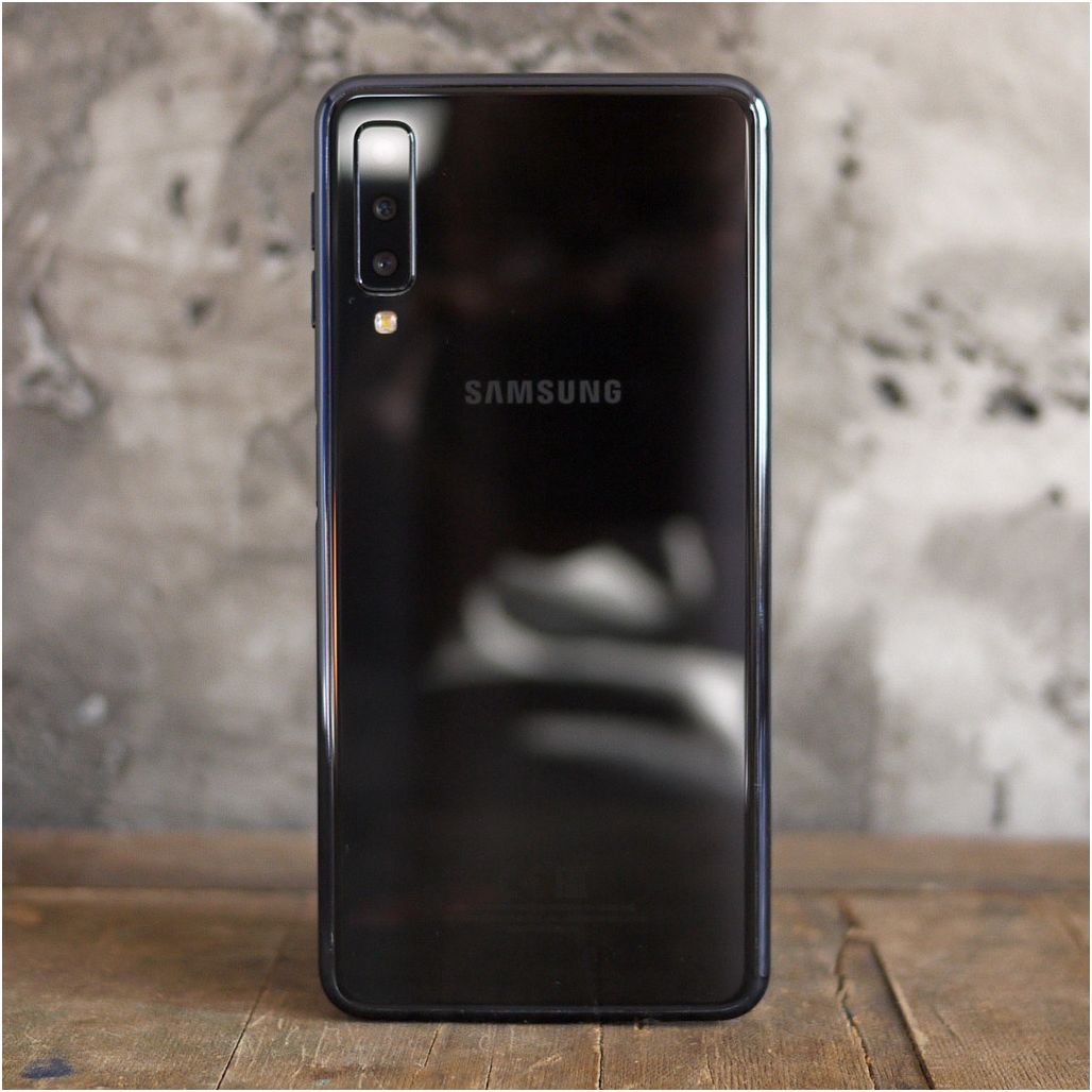 Обзор Samsung Galaxy A7 2018: не "золотая" середина с необычной камерой