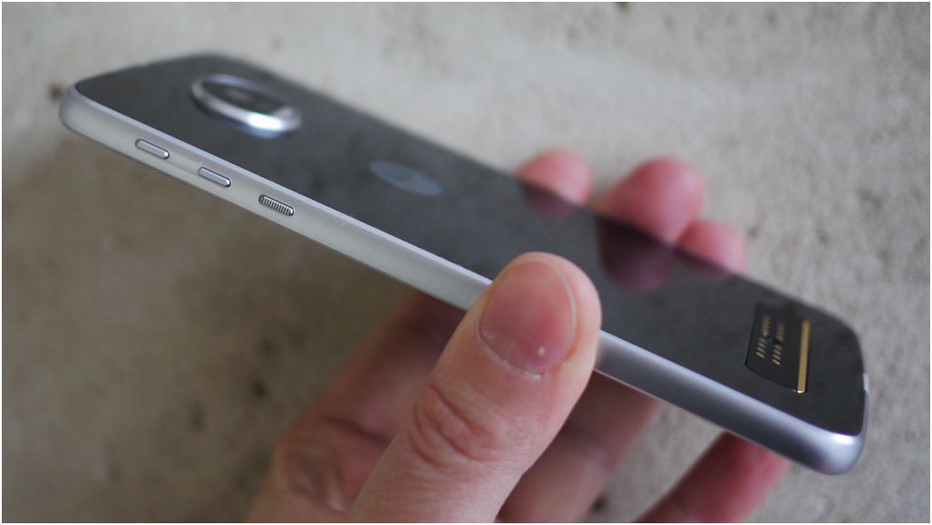 Обзор смартфона Lenovo Moto Z Play: долгожитель с "прикладными" добавками