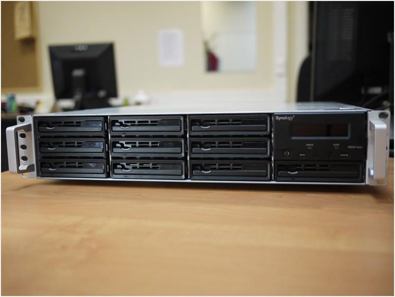 Обзор системы хранения данных Synology RS3413xs+