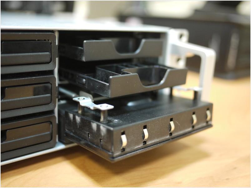 Обзор системы хранения данных Synology RS3413xs+