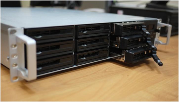 Обзор системы хранения данных Synology RS3413xs+