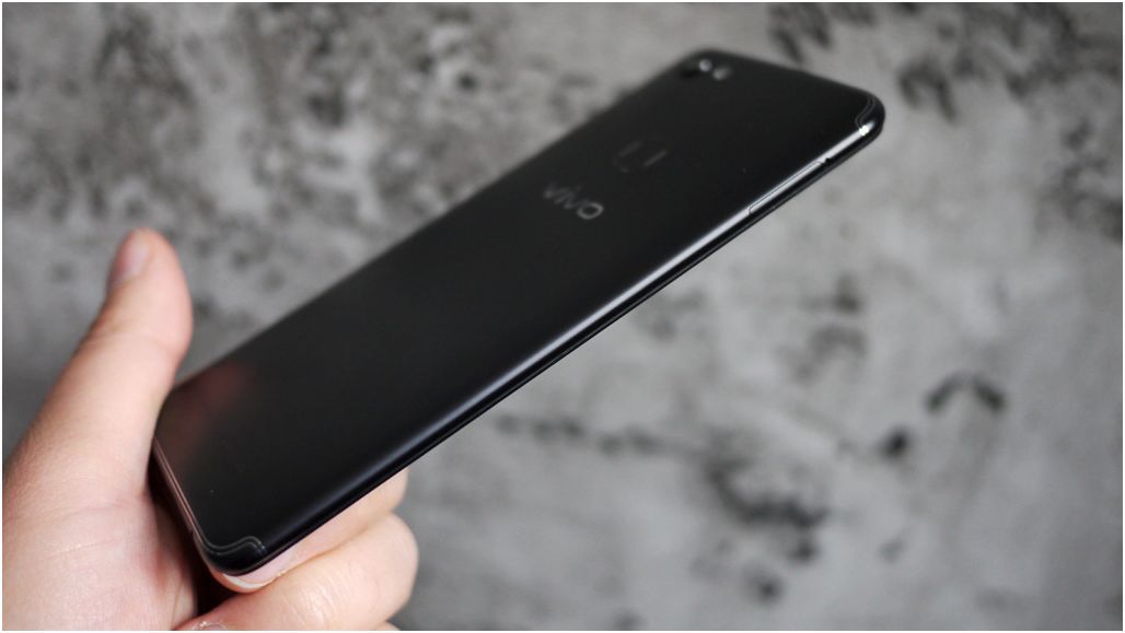 Обзор смартфона Vivo V7: селфифон в новых пропорциях