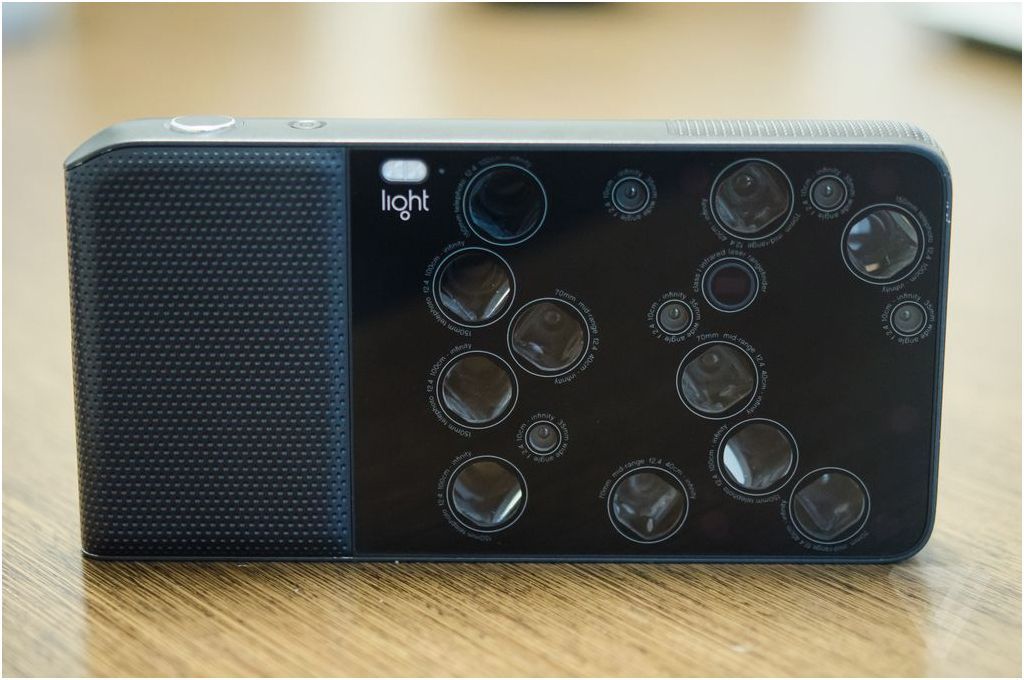 Гаджеты за неделю: от первого ноутбука Microsoft до камеры с 16 объективами