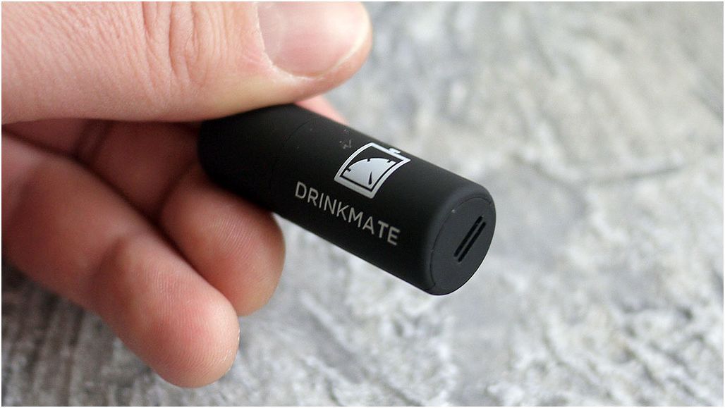 Обзор алкотестера DrinkMate: "cобутыльник" для "айфона"