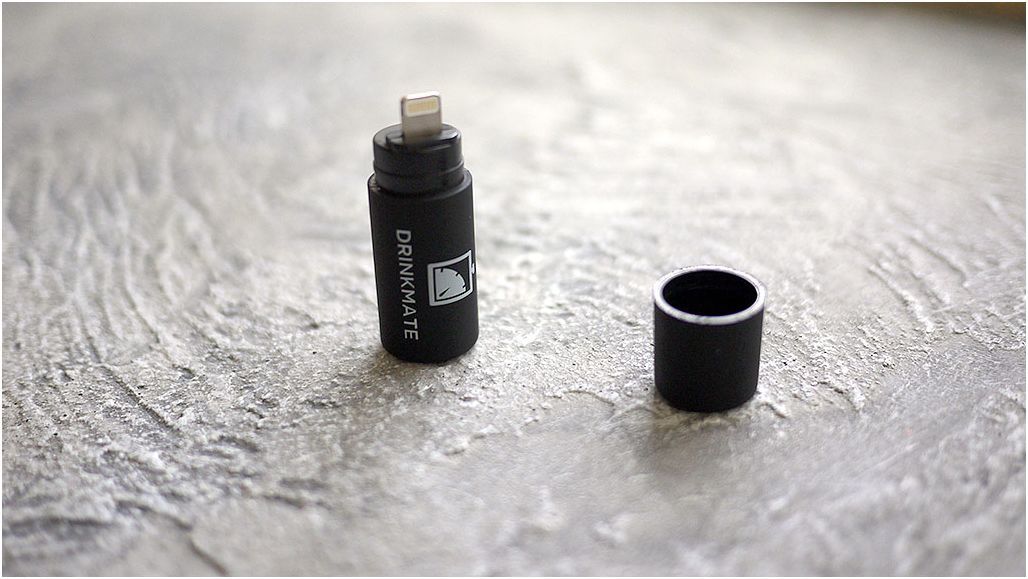 Обзор алкотестера DrinkMate: "cобутыльник" для "айфона"