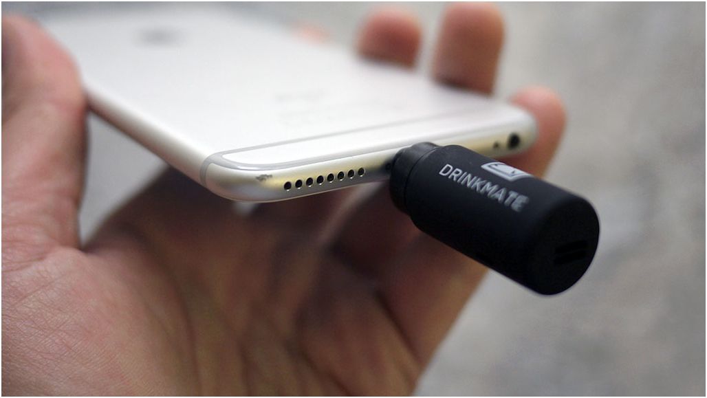 Обзор алкотестера DrinkMate: "cобутыльник" для "айфона"