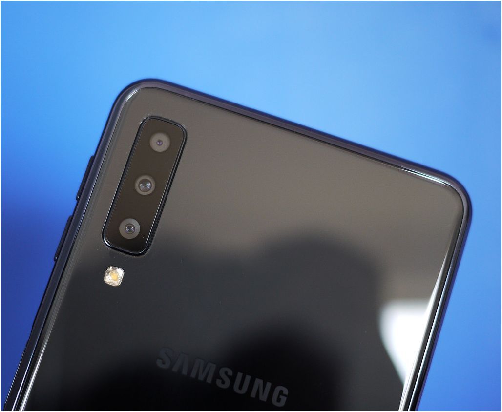 Обзор Samsung Galaxy A7 2018: не "золотая" середина с необычной камерой