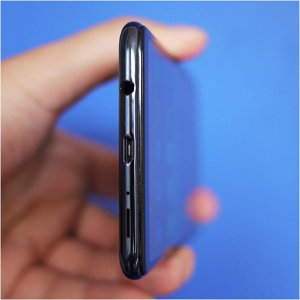 Обзор Samsung Galaxy A7 2018: не "золотая" середина с необычной камерой