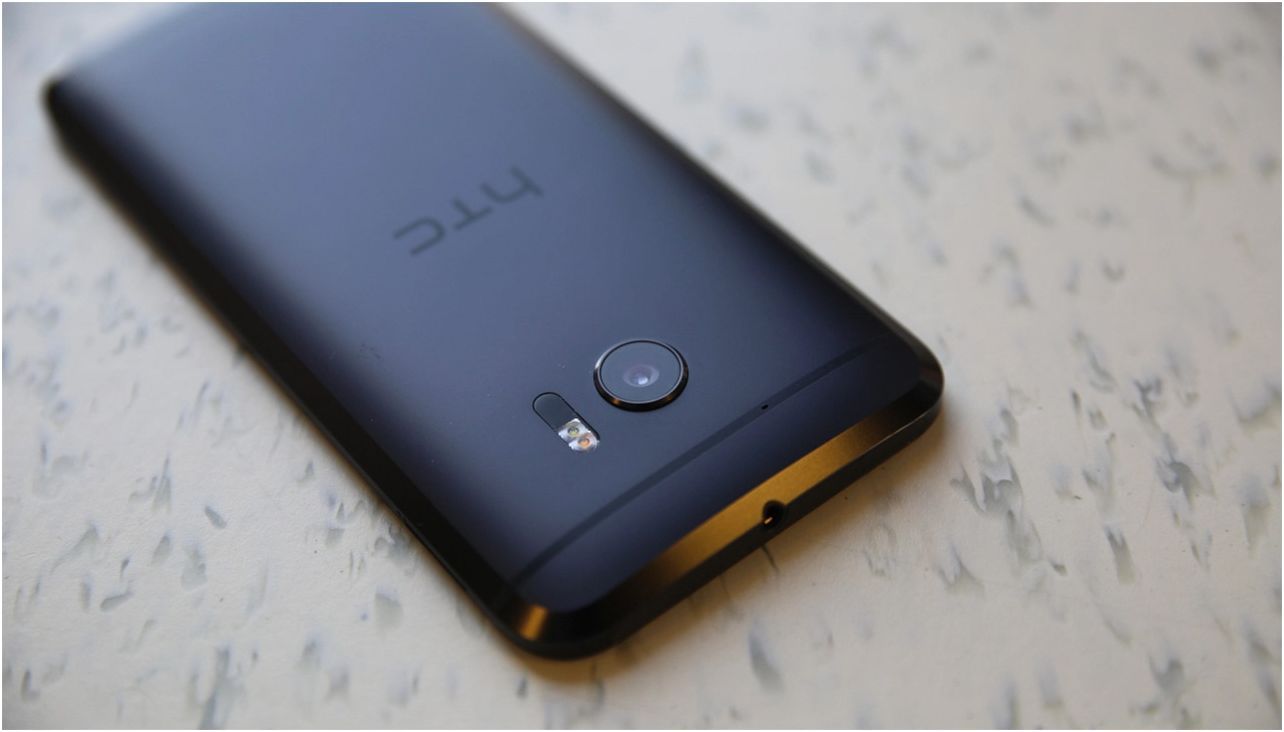 Гаджеты за неделю: от смартфона на российской ОС до самообучающейся роборуки