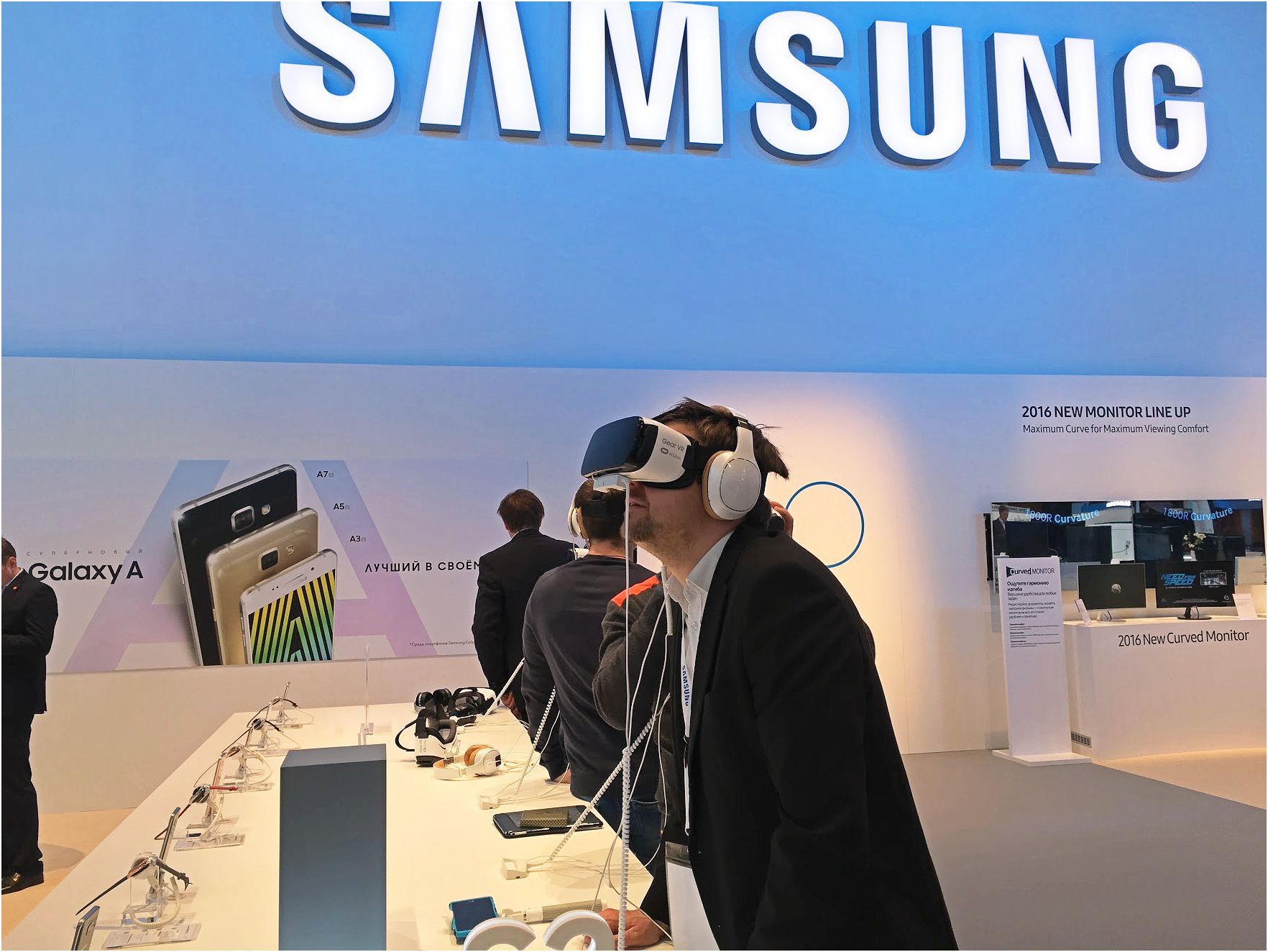 Гаджеты за неделю: от 7-долларового смартфона до "толстого" iPhone