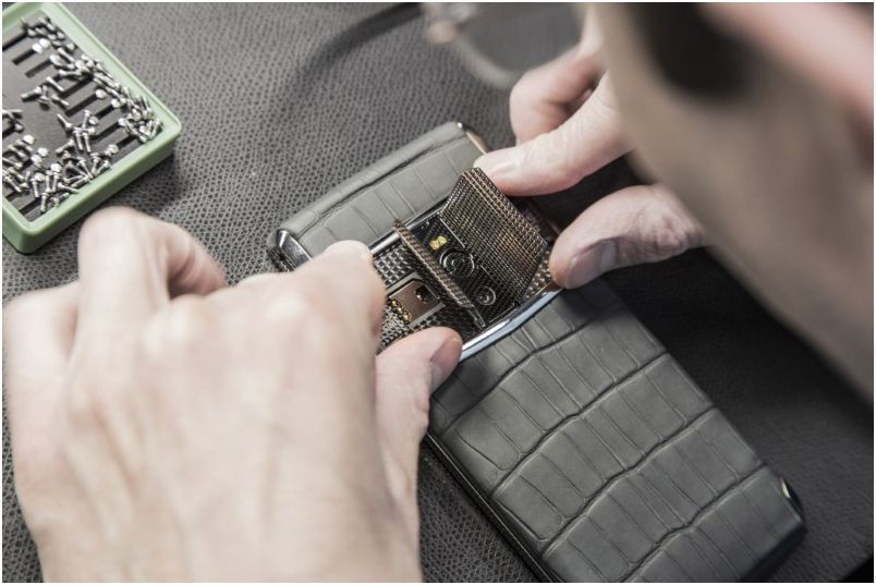 Гаджеты за неделю: от Emoji-клавиатуры до двухэкранного смартфона