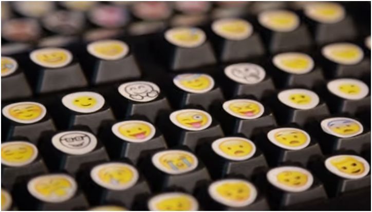 Гаджеты за неделю: от Emoji-клавиатуры до двухэкранного смартфона