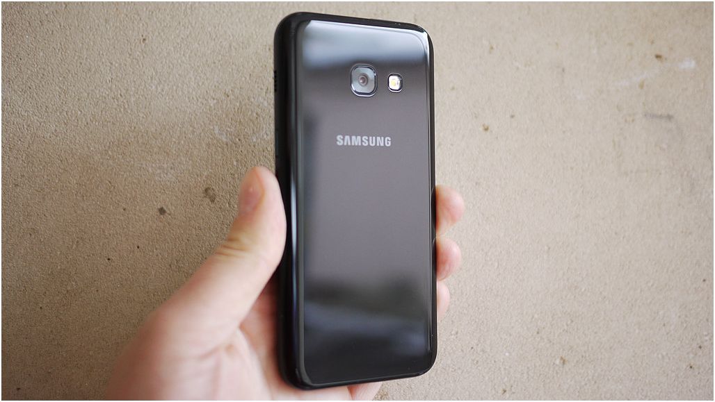 Обзор смартфона Samsung Galaxy A3 (2017): красивый, компактный, водозащищенный (обзор, смартфона, samsung, galaxy) Обзор смартфона Samsung Galaxy A3 (2017): красивый, компактный, водозащищенный