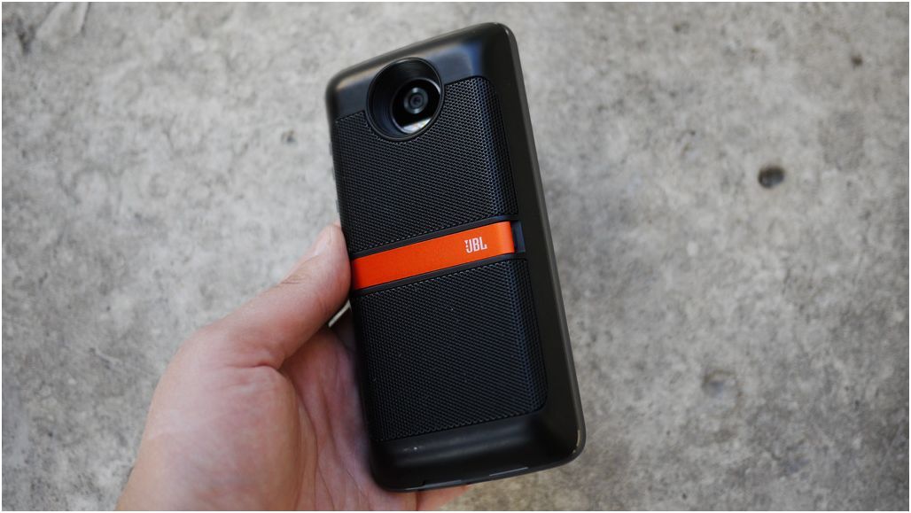 Обзор модульного смартфона Lenovo Moto Z2 Play: средний класс с приставками