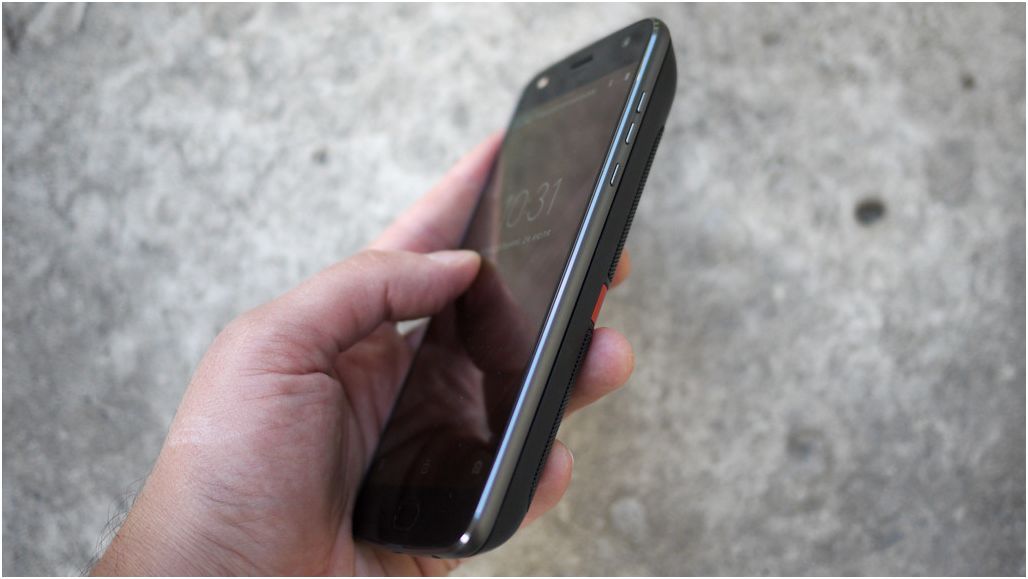 Обзор модульного смартфона Lenovo Moto Z2 Play: средний класс с приставками