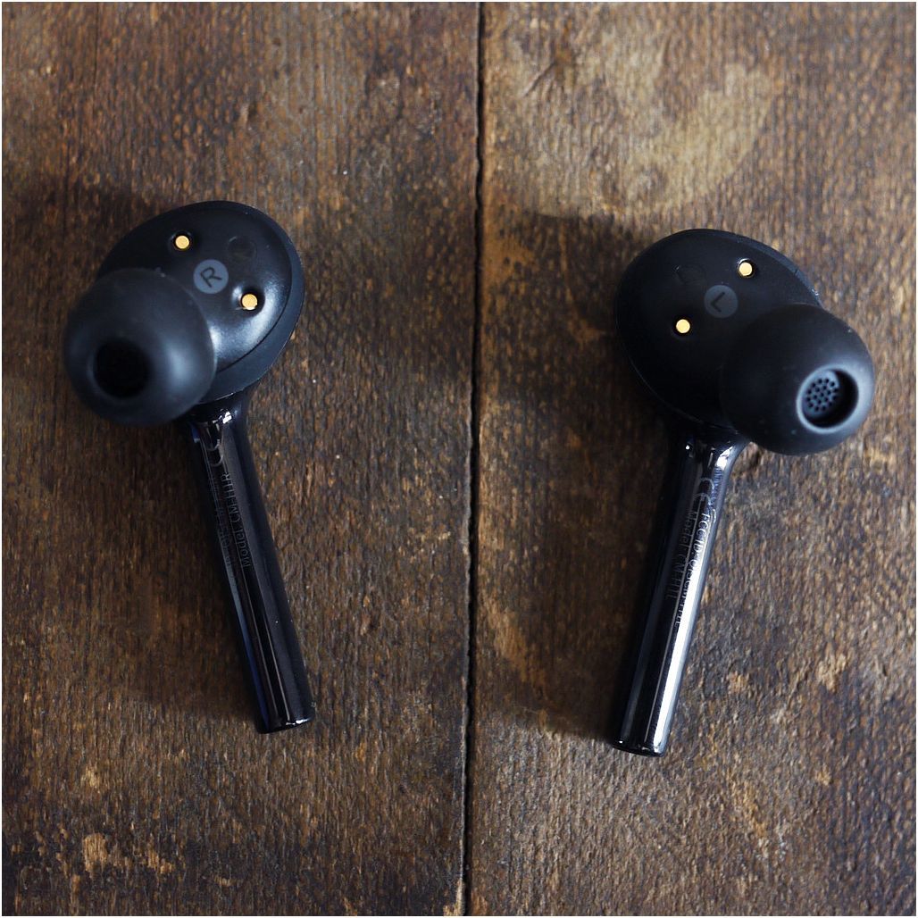 Обзор наушников Huawei FreeBuds: будущее без проводов (обзор, наушник, huawei, freebuds, будущее) Обзор наушников Huawei FreeBuds: будущее без проводов