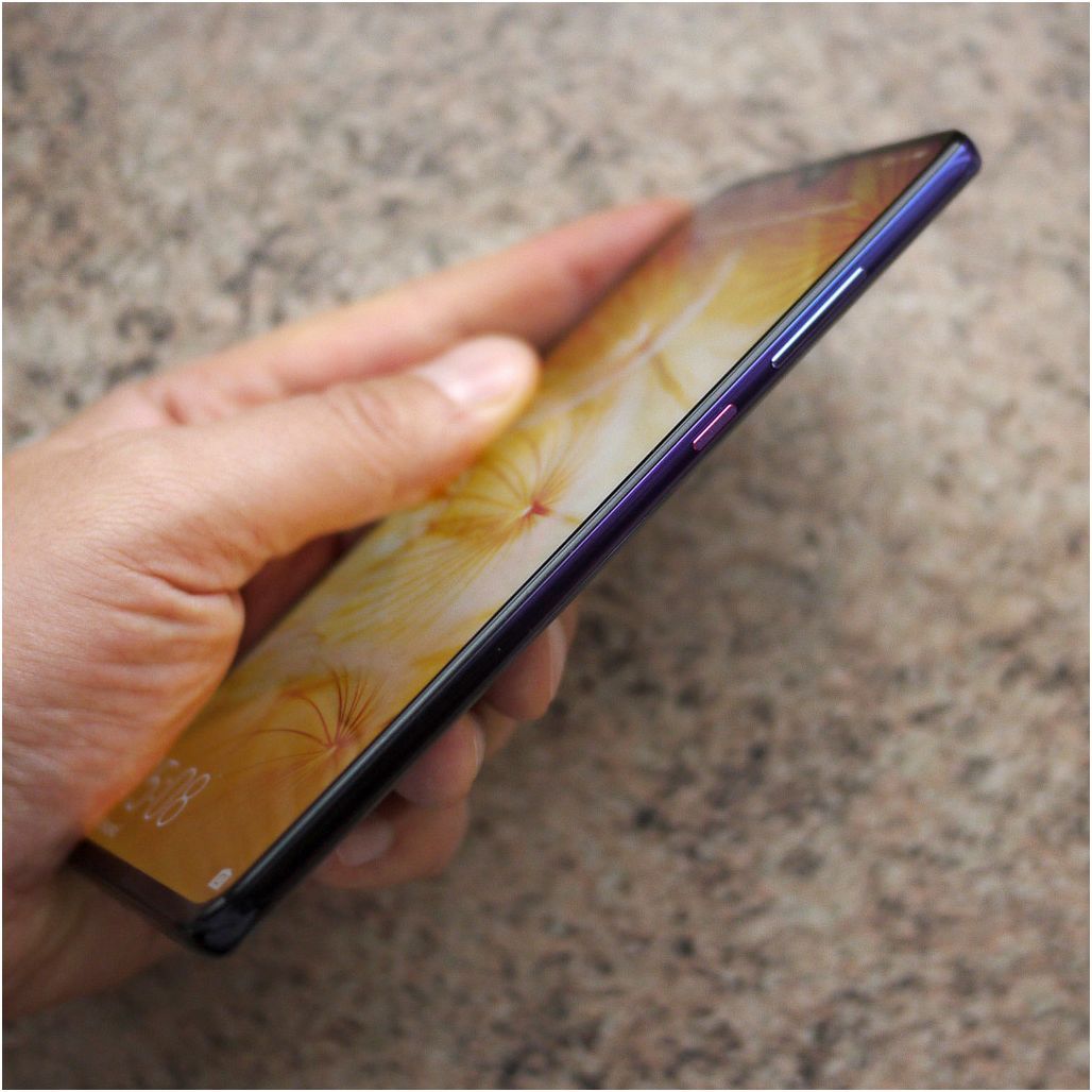 Обзор смартфона Huawei Mate 20: тройная камера, удвоенный "интеллект"