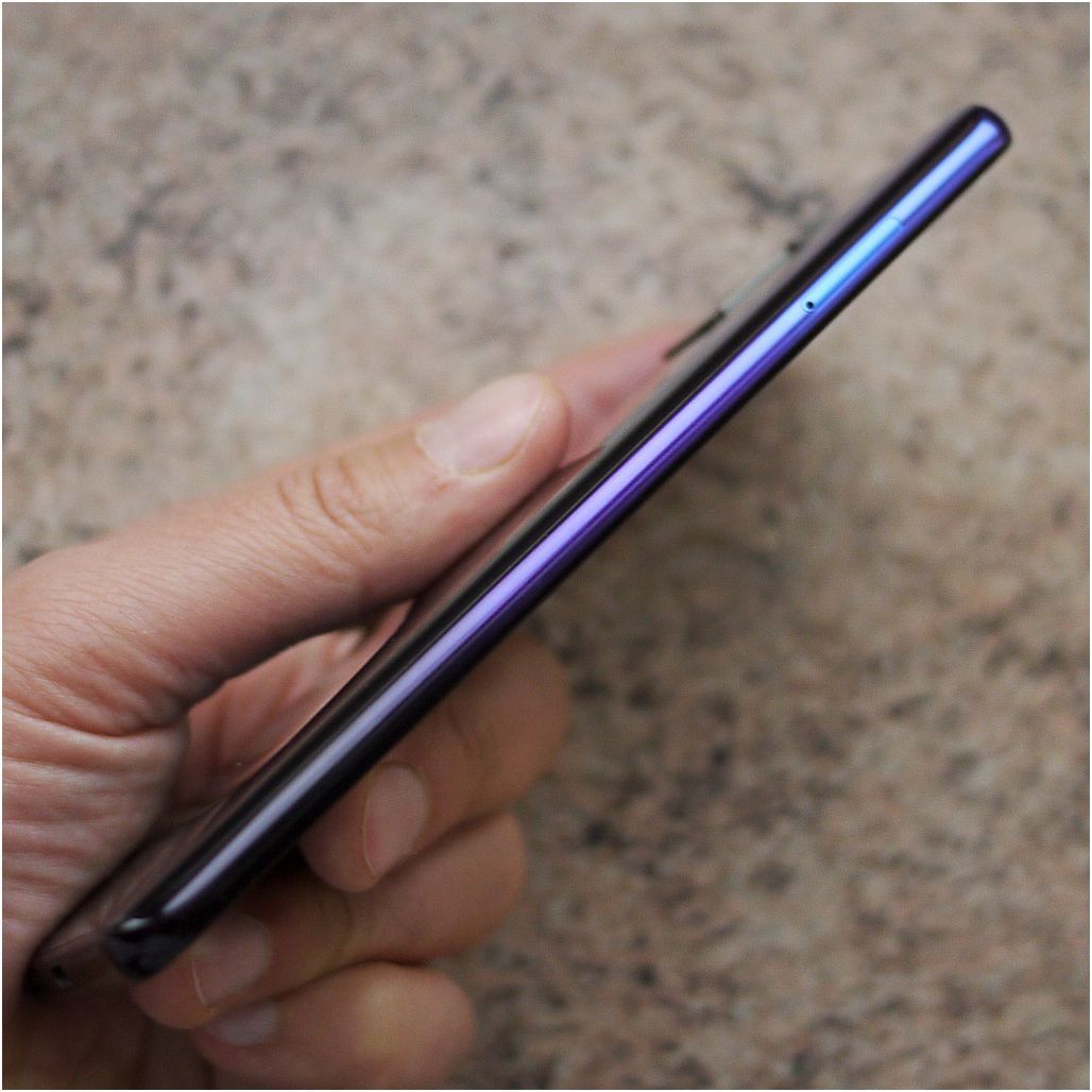 Обзор смартфона Huawei Mate 20: тройная камера, удвоенный "интеллект"