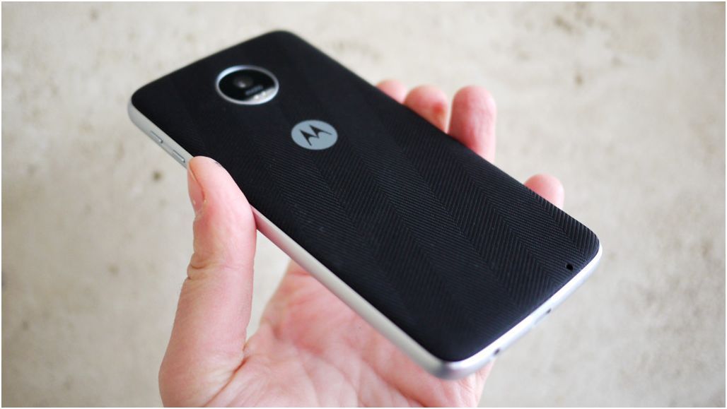 Обзор смартфона Lenovo Moto Z Play: долгожитель с "прикладными" добавками