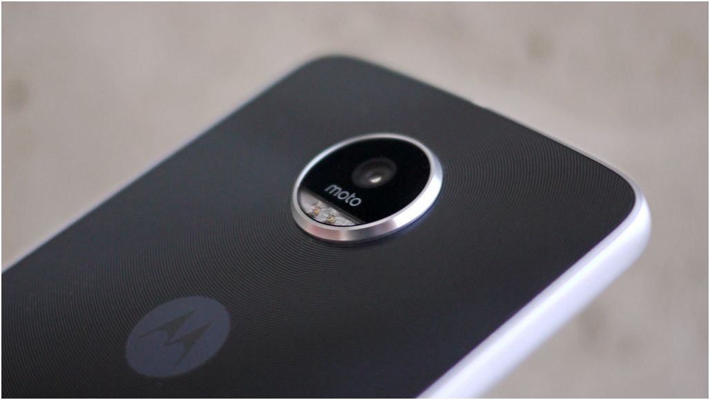 Обзор смартфона Lenovo Moto Z Play: долгожитель с "прикладными" добавками