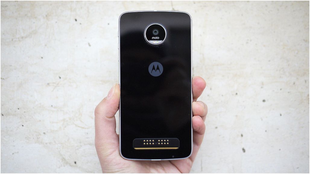 Обзор смартфона Lenovo Moto Z Play: долгожитель с "прикладными" добавками