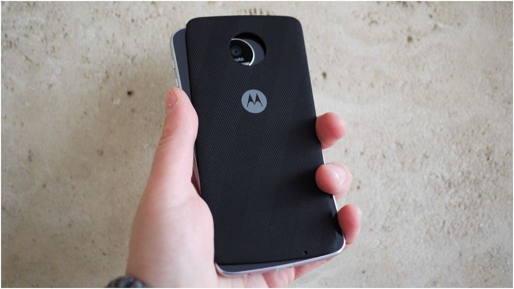 Обзор смартфона Lenovo Moto Z Play: долгожитель с "прикладными" добавками