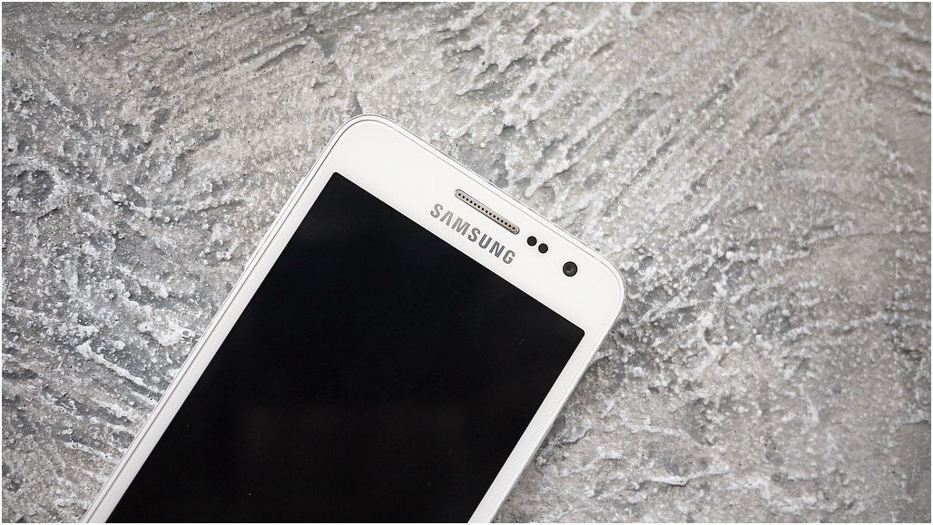 Обзор смартфона Samsung Galaxy A3: стильный "середнячок"