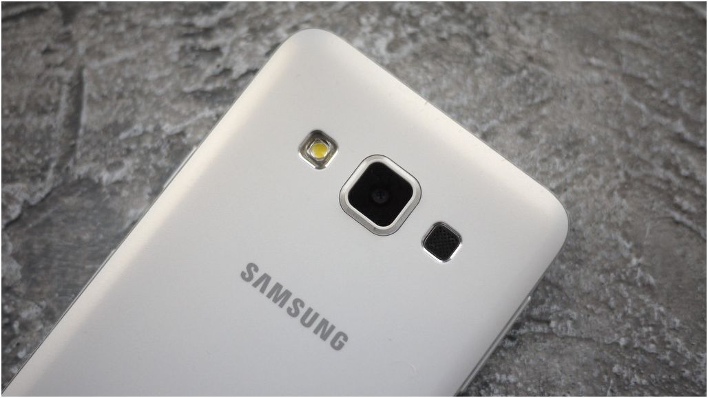 Обзор смартфона Samsung Galaxy A3: стильный "середнячок"