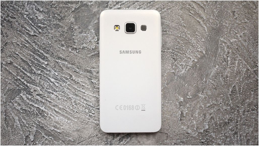 Обзор смартфона Samsung Galaxy A3: стильный "середнячок"