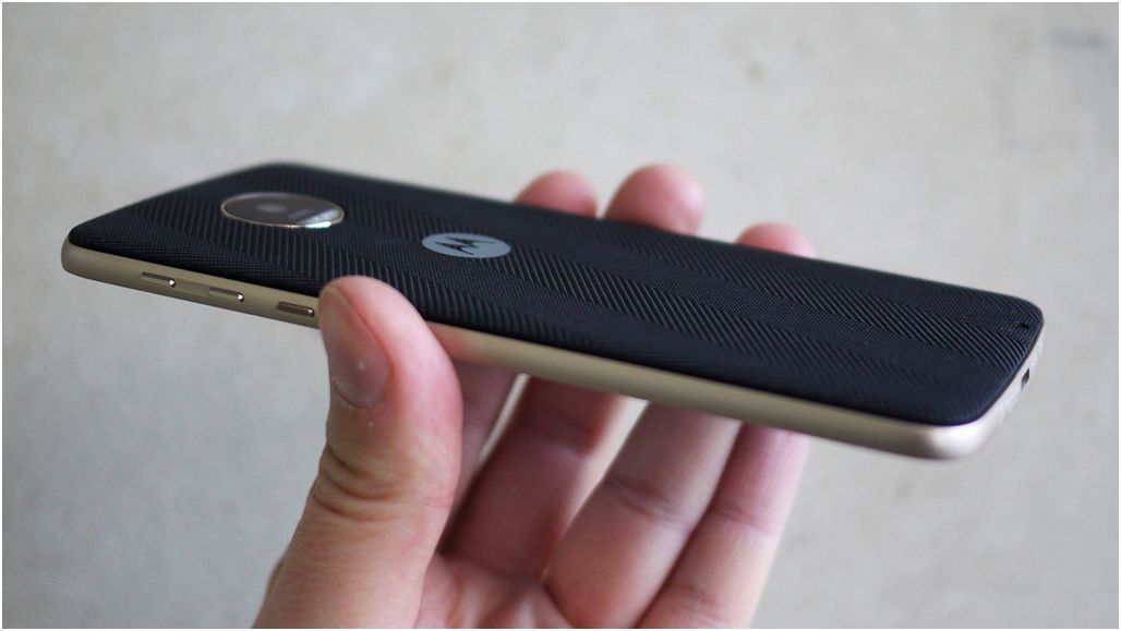 Обзор смартфона Lenovo Moto Z: сверхтонкий модульный флагман