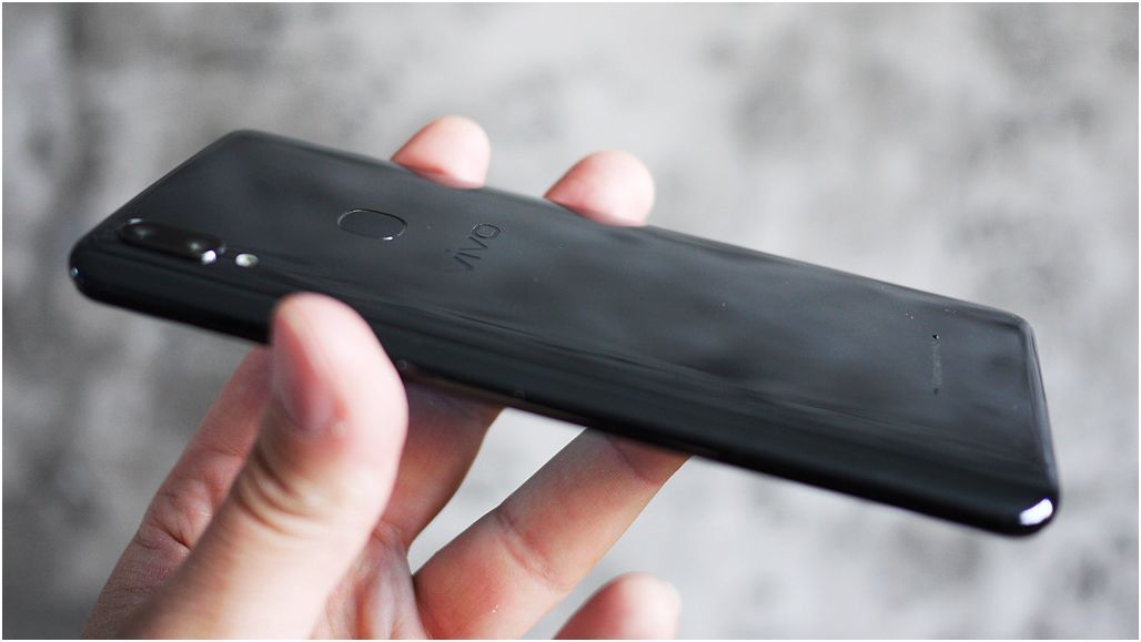 Обзор смартфона Vivo V9: смышленый модник