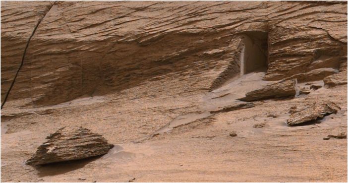 Странная структура, похожая на дверь, обнаружена на Марсе