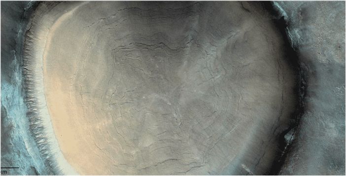 На Марсе обнаружен гигантский ударный кратер похожий на пень
